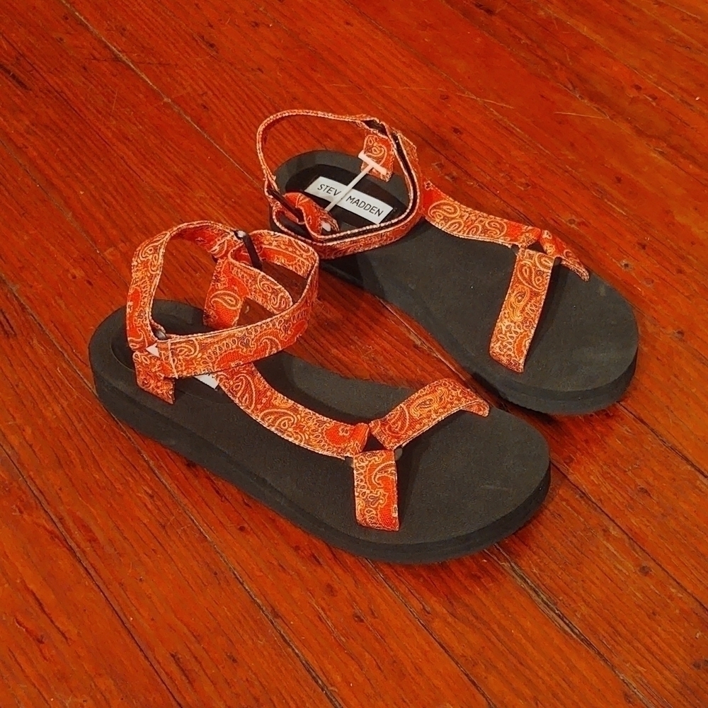 Steven Madden Henley Red Bandana Print Paisley Print Sandals Sz 8
